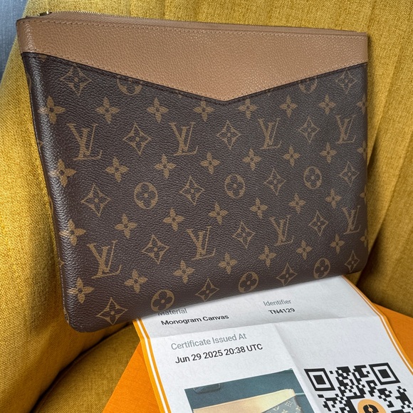 LOUIS VUITTON
Monogram Daily Pouch Sesame - Picture 2 of 16